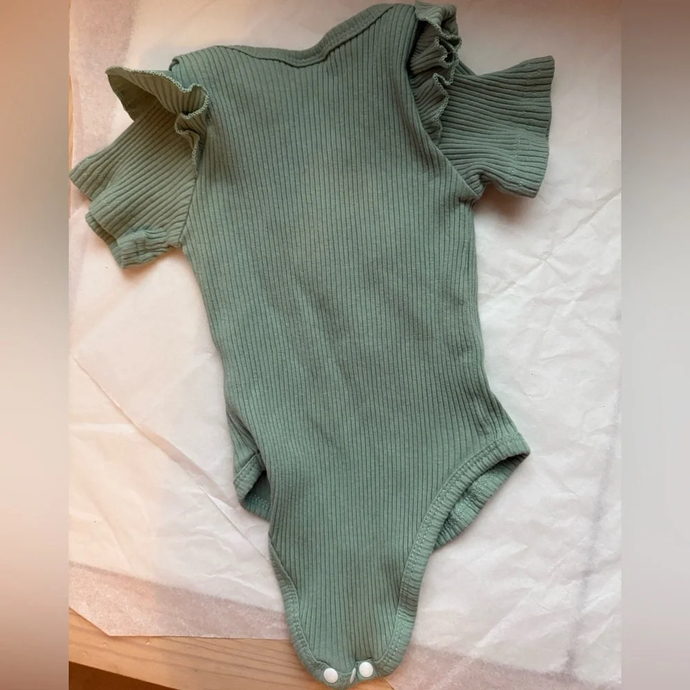 Wild One Baby Onesie and Floral Shorts Set in Sage Green size 12-18 m - Picture 6 of 6